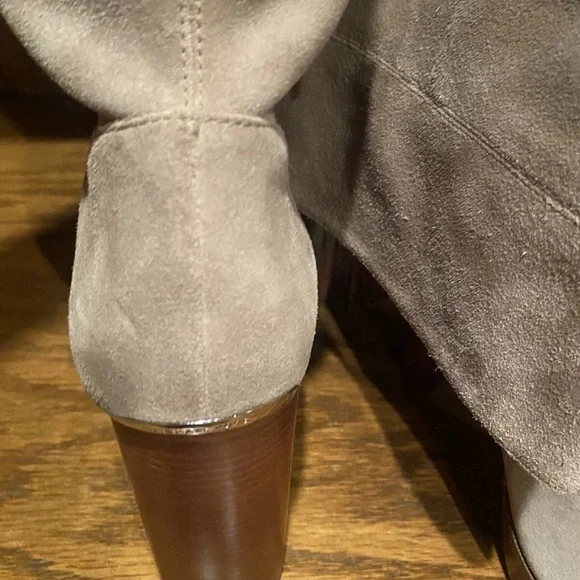 Michael Kors Elegant Beige Knee-High Women's Boots - Picture 4 of 16